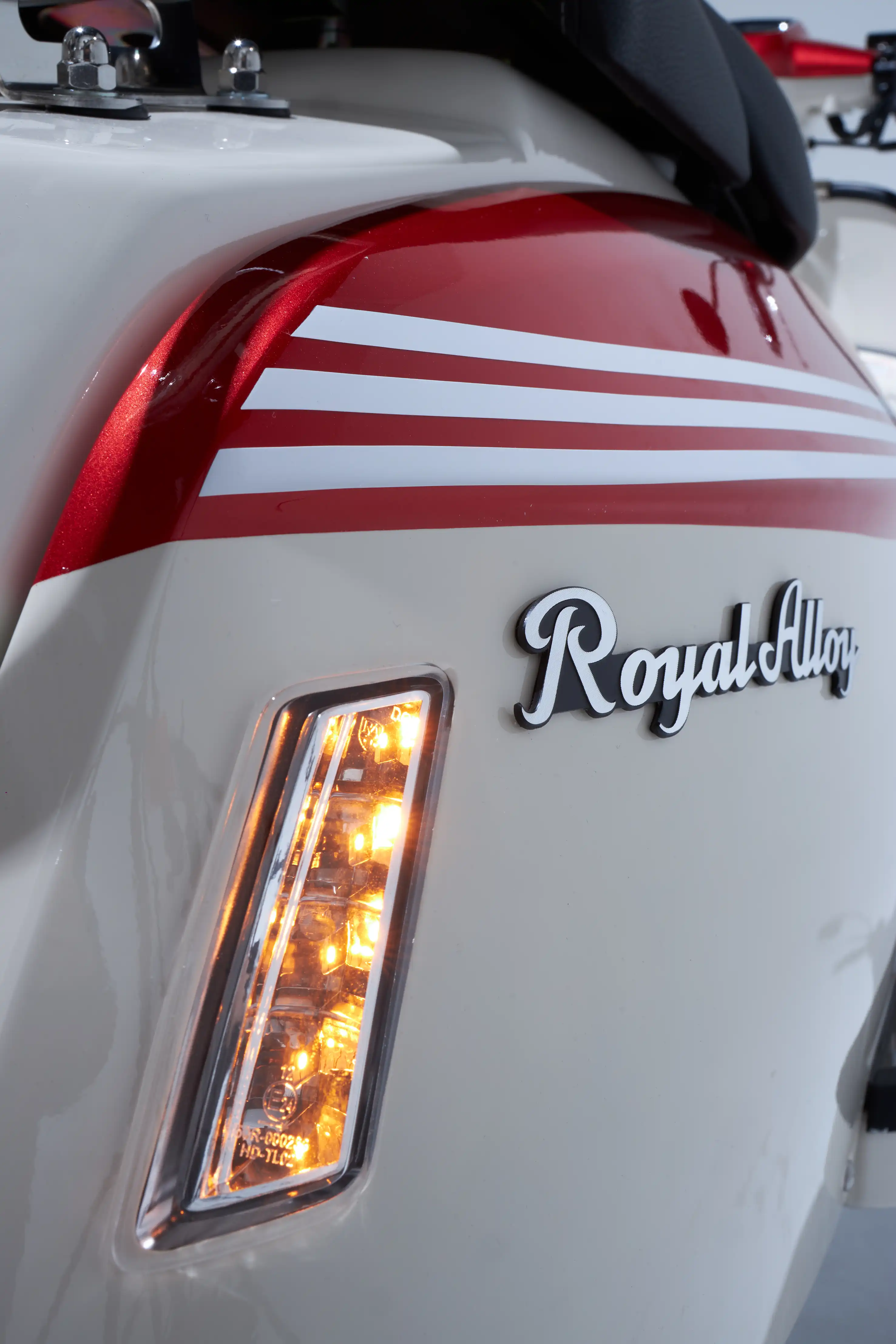 Zijpaneel van een rood-witte Royal Alloy met opschrift gezien van rechtsachter